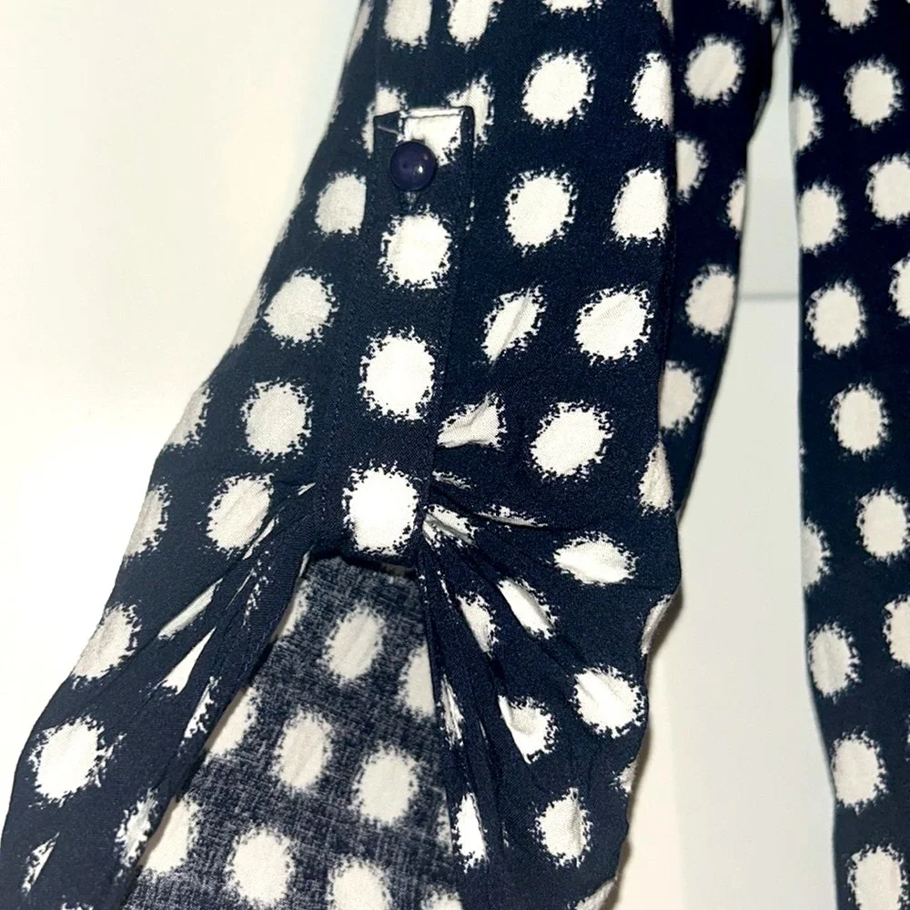 THML Polka Dot Top Coral Design Women's L Navy/White Maximalist Roll Tab Sleeve